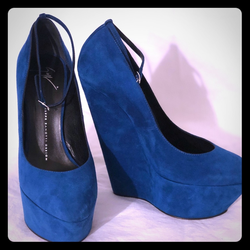 Giuseppe Zanotti Teal Suede Wedge Mary Jane
📍Never Worn